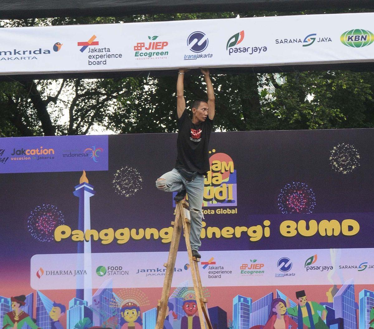 Selain itu, Pemprov DKI juga akan menggelar Jakarnaval yang akan menampilkan 11 mobil hias dan pertunjukan drumband PDSI, serta para penari dari pelajar SMA/SMK di Jakarta.&nbsp;<br>