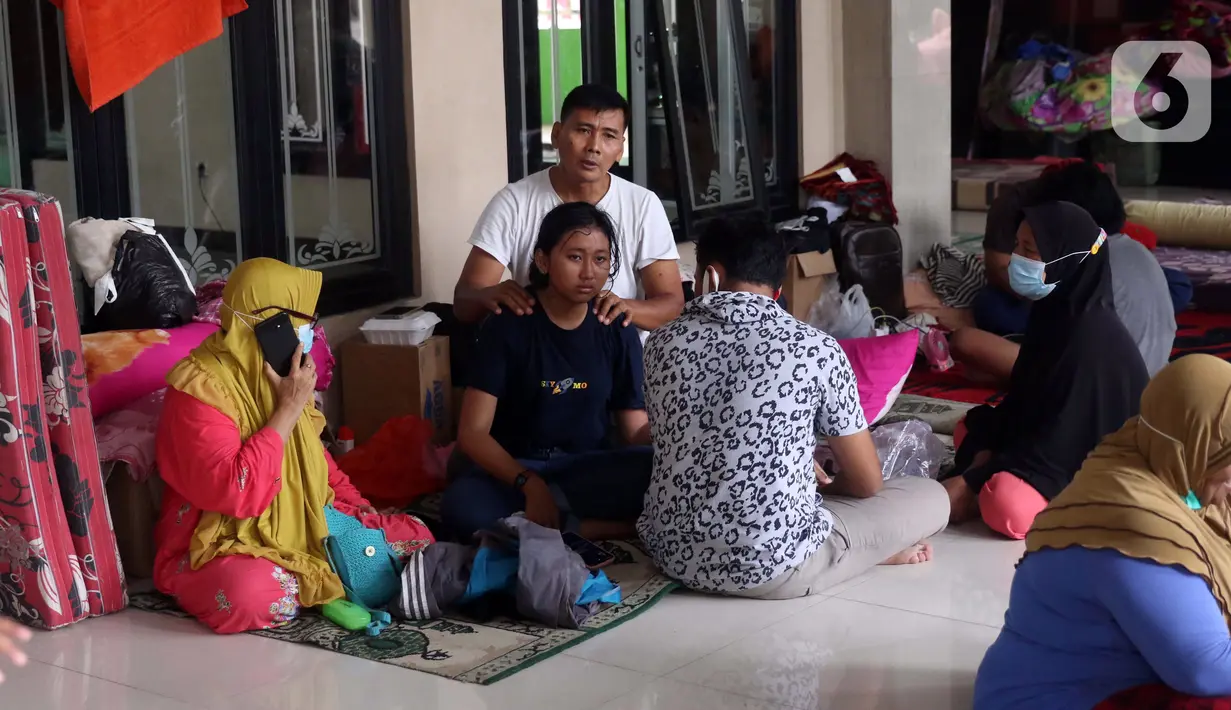 Aktivitas warga saat mengungsi di halaman Masjid Jami Al-Jihad, Perumahan Periuk Damai, Tangerang, Banten, Selasa (23/2/2021). Banjir setinggi 2,5 meter membuat warga harus mengungsi di tempat yang aman. (Liputan6.com/Angga Yuniar)