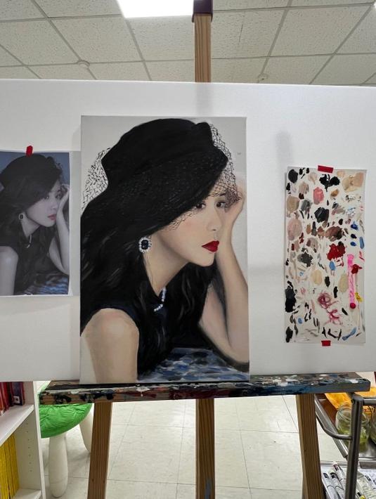 Dalam foto tersebut, Ji Sung  fokus melukis sang istri dengan fotonya ditempatkan di sebelah lukisan tersebut. Dan hasilnya begitu mirip dengan wajah asli Lee Bo Young. 
(Foto: Instagram/ lee.b0.young)