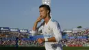 Striker Real Madrid, Cristiano Ronaldo, melakukan selebrasi usai mencetak gol ke gawang Getafe pada laga La Liga Spanyol Stadion Coliseum Alfonso Perez, Sabtu (14/10/2017). Real Madrid menang 2-1 atas Getafe. (AP/Paul White)