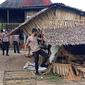 Rumah pondokan berdaun nipah di dua desa di Kabupaten Ogan Ilir Sumsel dirobohkan, karena menjadi tempat transaksi narkoba dan judi sabung ayam (Liputan6.com / Nefri Inge)