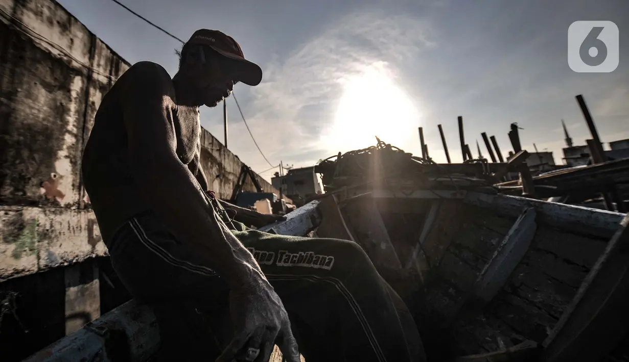 Syamsudin saat beristirahat sejenak di kawasan Sunda Kelapa, Jakarta, Rabu (17/3/2021). Meski sudah tua, Syamsudin masih terlihat gagah dan telaten sehingga banyak nelayan yang mempercayakan dirinya dalam membuat atau memperbaiki kapal. (merdeka.com/Iqbal S. Nugroho)