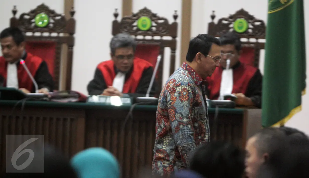 Terdakwa kasus penistaan agama Gubernur DKI Jakarta non aktif Basuki T Purnama menjalani persidangan ke-9 di PN Jakarta Utara, Selasa (7/2). Sidang mendengarkan keterangan dua saksi fakta dan satu saksi ahli dari MUI.  (Liputan6.com/Isra Triansyah/Pool)