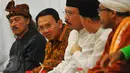 Cagub DKI Jakarta Basuki Tjahaja Purnama alias Ahok menghadiri Istighosah Kebangsaan warga Nahdliyin di Jakarta, Minggu (5/2). KH Nuril Arifin yang biasa disapa Gus Nuril (kiri) turut mengikuti istigosah kebangsaan ini. (Liputan6.com/Angga Yuniar)