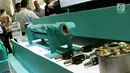 Pengunjung mengamati aneka alat berat yang dipajang dari produk Kobelco di Jakarta, Jumat (15/2). Pameran ini bertujuan untuk memenuhi kebutuhan sektor kehutanan, pertanian, pertambangan dan konstruksi di Indonesia. (Liputan6.com/Faizal Fanani)