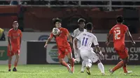 Pemain Borneo FC, Kei Hirose (tengah) menguasai bola dibayangi pemain Arema FC, Gian Zola dalam laga leg kedua final Piala Presiden 2022 antara Borneo FC melawan Arema FC di Stadion Segiri, Samarinda, Minggu (17/7/2022). (Bola.com/Ikhwan Yanuar)