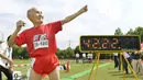 Hidekichi Miyazaki, kakek berusia 105 tahun asal Jepang berhasil mencetak rekor lari 100 meter waktu 42,22 detik dan tercatat oleh Guinness World Records pada 23 September 2015.(REUTERS/Kyodo)