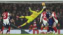 Kiper Arsenal, David Raya berusaha menghalau bola pada laga lanjutan Liga Inggris 2024/2025 melawan Manchester United di Emirates Stadium, London, Inggris, Kamis (05/12/2024) WIB. (AP Photo/Kirsty Wigglesworth)