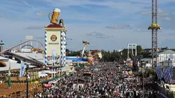 Pemandangan ribuan pengunjung saat pembukaan festival bir terbesar di dunia Oktoberfest ke-185 di Munich, Jerman, Sabtu (22/9). (Christof STACHE/AFP)