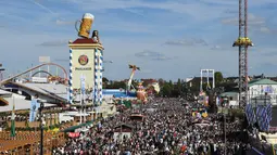 Pemandangan ribuan pengunjung saat pembukaan festival bir terbesar di dunia Oktoberfest ke-185 di Munich, Jerman, Sabtu (22/9). (Christof STACHE/AFP)