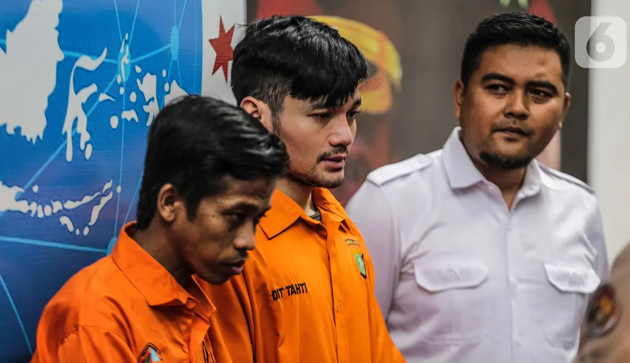 Pedangdut Septyan Arochman alias Daffa bersama tersangka lain dihadirkan dalam rilis narkoba di Ditresnarkoba Polda Metro Jaya, Senin (7/10/2019). Daffa ditangkap di wilayah Tanah Abang, pada Sabtu (5/10) dini hari dengan barang bukti satu bungkus sabu seberat 0,73 gram. (Liputan6.com/Faizal Fanani)
