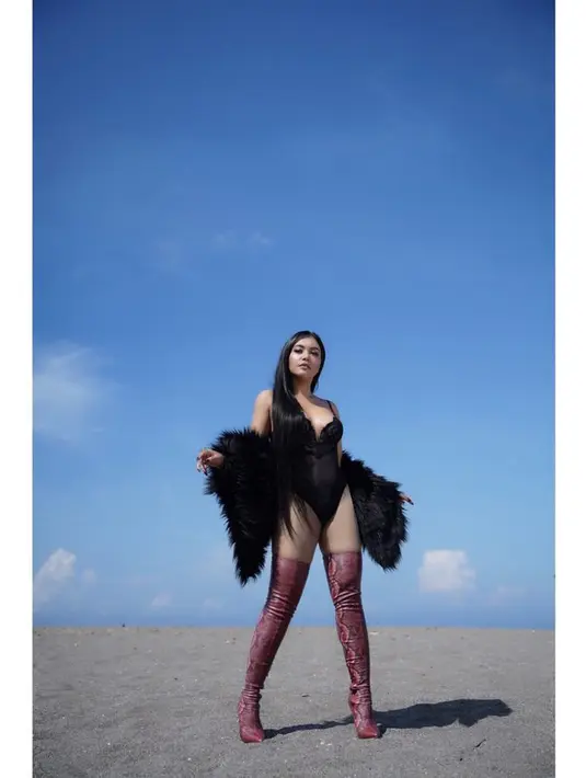 Empat foto seksi hasil jepretan @fabiolorenzo diunggah di akun Instagramnya. "☀️☀️ Ain’t enough Celcius for this #MUTHAFUTHA 😏😏 Photo: @fabiolorenzo," tulis denadaindonesia. (Instagram/denadaindonesia)