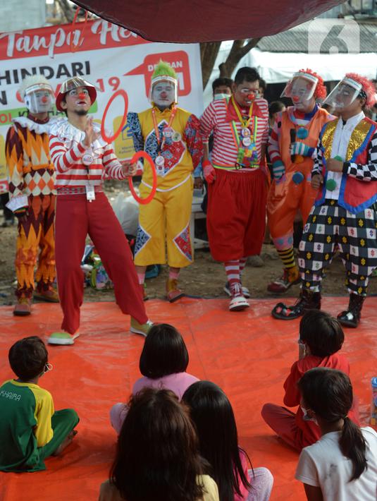 Sejumlah badut komunitas Aku Badut Indonesia menghibur anak-anak di pengungsian korban kebakaran di Jalan Kemang Utara IX, Jakarta Selatan, Rabu (18/8/2021). Dengan memberi hiburan, diharap anak-anak dapat melupakan kesedihan dan keresahan yang mereka alami pascakebakaran. (merdeka.com/Imam Buhori)