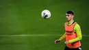 Gelandang Lithuania Fiodor Cernych (tengah) berlatih jelang menghadapi Portugal pada babak kualifikasi Grup B Piala Eropa 2020 di Estadio Algarve, Faro, Portugal, Rabu (13/11/2019). Lithuania akan menghadapi Portugal di Estadio Algarve pada 15 November 2019. (PATRICIA DE MELO MOREIRA/AFP)