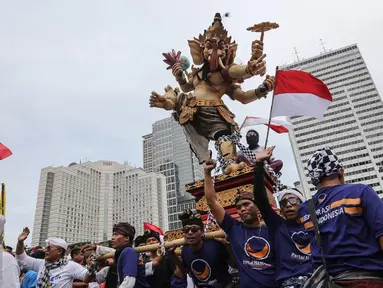 Pawai Ogoh-ogoh memeriahkan aksi Kita Indonesia di kawasan Bundaran HI, Jakarta, Minggu (04/12). Ogoh-ogoh atau boneka raksasa yang melambangkan Bhuta Kala (sifat-sifat buruk) ini ikut meramaikan parade kebudayaan. (Liputan6.com/Fery Pradolo)