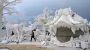 Foto pada yang diabadikan 2 September 2020 memperlihatkan pengunjung berfoto di depan patung dari pasir putih yang menyerupai es di taman "Frost Magical Ice of Siam", di luar Pattaya, Thailand. (Photo by Mladen ANTONOV / AFP)
