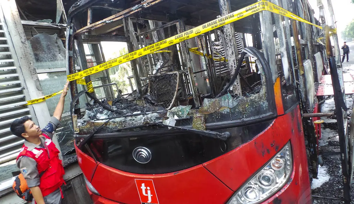 Kondisi bus Transjakarta yang terbakar di Halte Mesjid Agung Al Azhar, Jakarta, Kamis (28/8/14). (Liputan6.com/Faizal Fanani)