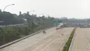 Mobil terlihat di ruas jalan Tol Cinere-Jagorawi (Cijago) Seksi II, kawasan Kukusan, Depok, Minggu (22/9/2019). Ruas jalan tol sepanjang 5,5 kilometer (km) dari Cisalak hingga Kukusan itu sudah selesai 100 persen dan ditargetkan bisa operasi akhir bulan ini. (Liputan6.com/Immanuel Antonius)