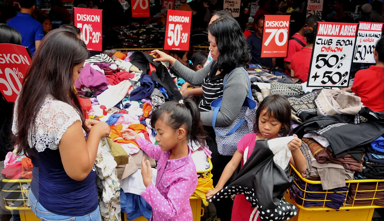 Warga memilih pakaian di kawasan perbelanjaan Pasar Baru, Jakarta, Minggu (26/6). Menjelang lebaran sejumlah toko mulai memberikan potongan harga untuk menarik pembeli. (Liputan6.com/Gempur M Surya)