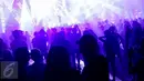 Pengunjung memadati area Neon Jungle pada acara DWP 2016, di Kemayoran, Jakarta, Jumat. (09/12). Sederet DJ kenamanaan tampil di tiga panggung yang berbeda. (Liputan6.com/Fery Pradolo)