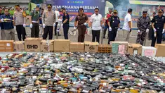 Petugas melakukan pemusnahan barang ilegal hasil penindakan di bidang kepabeanan dan cukai di ICE BSD City, Tangerang, Rabu (12/11/2025). Kantor Wilayah Bea Cukai Banten bersama Kejaksaan Negeri Kabupaten Tangerang memusnahkan barang-barang kena cukai ilegal senilai Rp53,76 miliar. (merdeka.com/Arie Basuki)