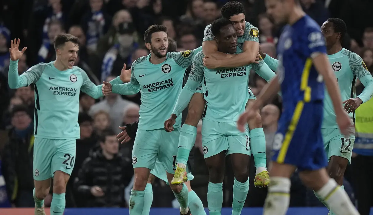 Kemenangan didepan mata Chelsea pupus seketika di tambahan waktu babak kedua. Mantan pemain MU, Danny Welbeck sukses melesatkan gol penyeimbang 1-1. (AP/Alastair Grant)