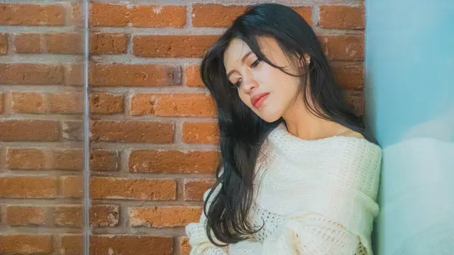 wanita februari merasa sedih