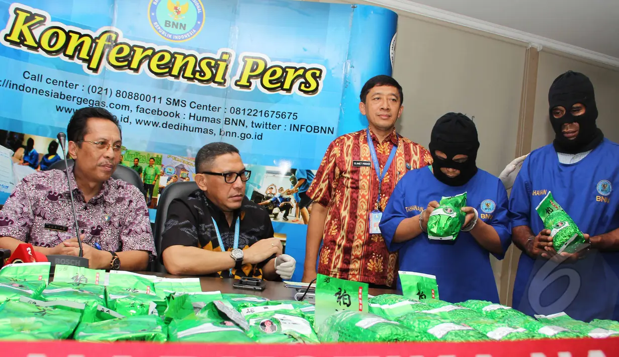 Humas Badan Narkotika Nasional (BNN) melakukan konferensi pers di gedung BNN, Jakarta, Jumat (20/3/2015). BNN menyita barang bukti berupa 25,25 kg sabu. BNN juga menangkap tersangka AP dan HU.(Liputan6.com/Helmi Afandi)