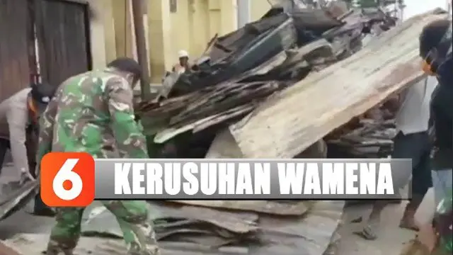 Aparat TNI dan Polri bantu warga membersihkan puing-puing bangunan akibat kerusuhan Wamena, Papua.
