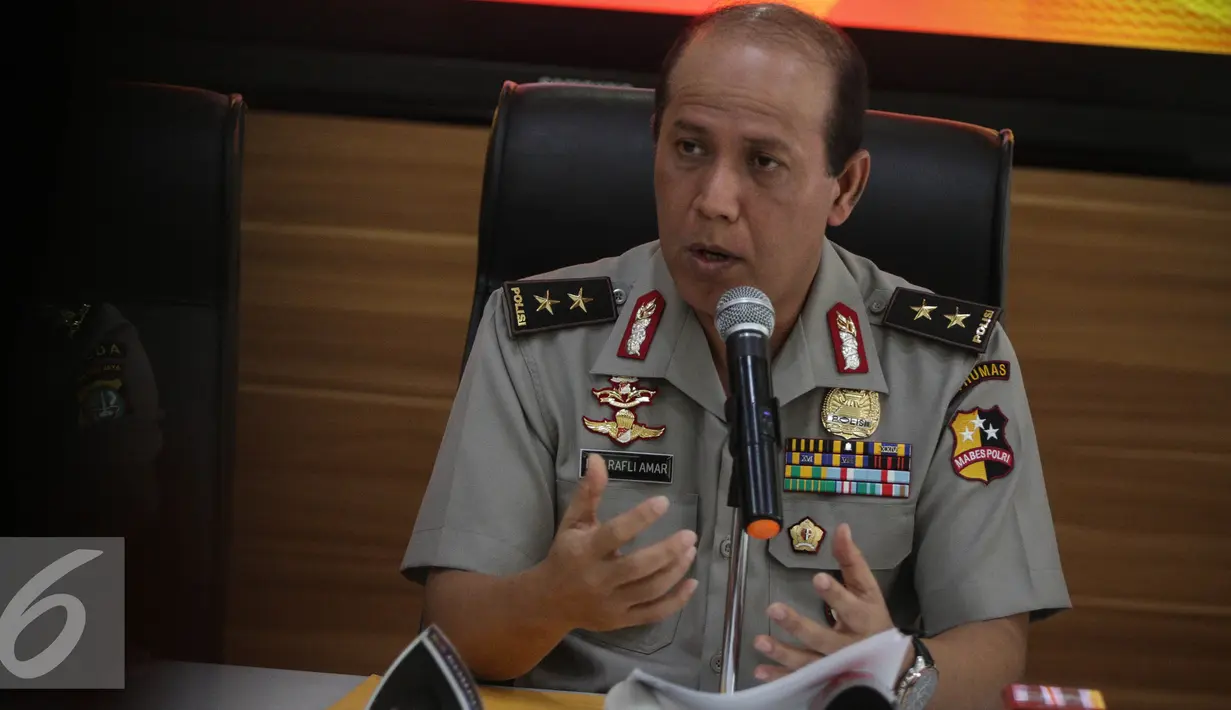 Kadivhumas Mabes Polri Boy Ralfi Amar memberikan keterangan terkait dugaan upaya makar di Mabes Polri, Jakarta, Sabtu (03/12/2016). Mereka diduga ingin menggiring massa aksi damai 2 Desember menduduki Gedung DPR/MPR. (Liputan6.com/Faizal Fanani)