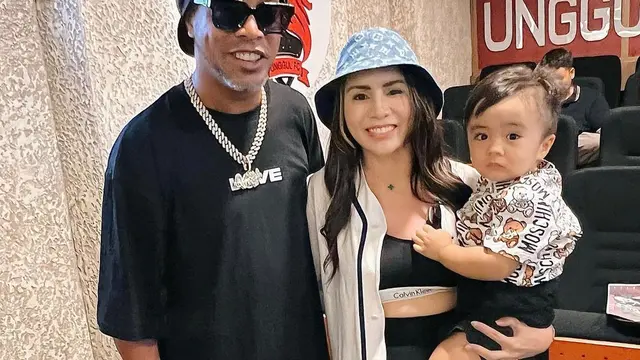 7 Potret Ronaldinho yang Sempat Mampir di Sport Center Milik Keluarga Momo Geisha