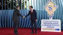 Presiden Joko Widodo atau Jokowi (kanan) menyambut Presiden Federasi Mikronesia Wesley W Simina setibanya di lokasi KTT AIS Forum 2023 di Nusa Dua, Badung, Bali, Rabu (11/10/2023). (AP Photo/Firdia Lisnawati)