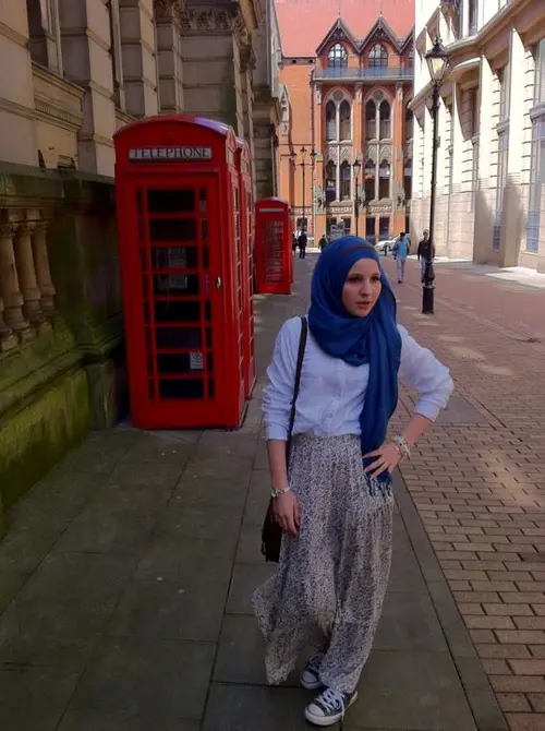 7 Ide Fashion Hijab with Sneakers yang Modern Photo Fimela