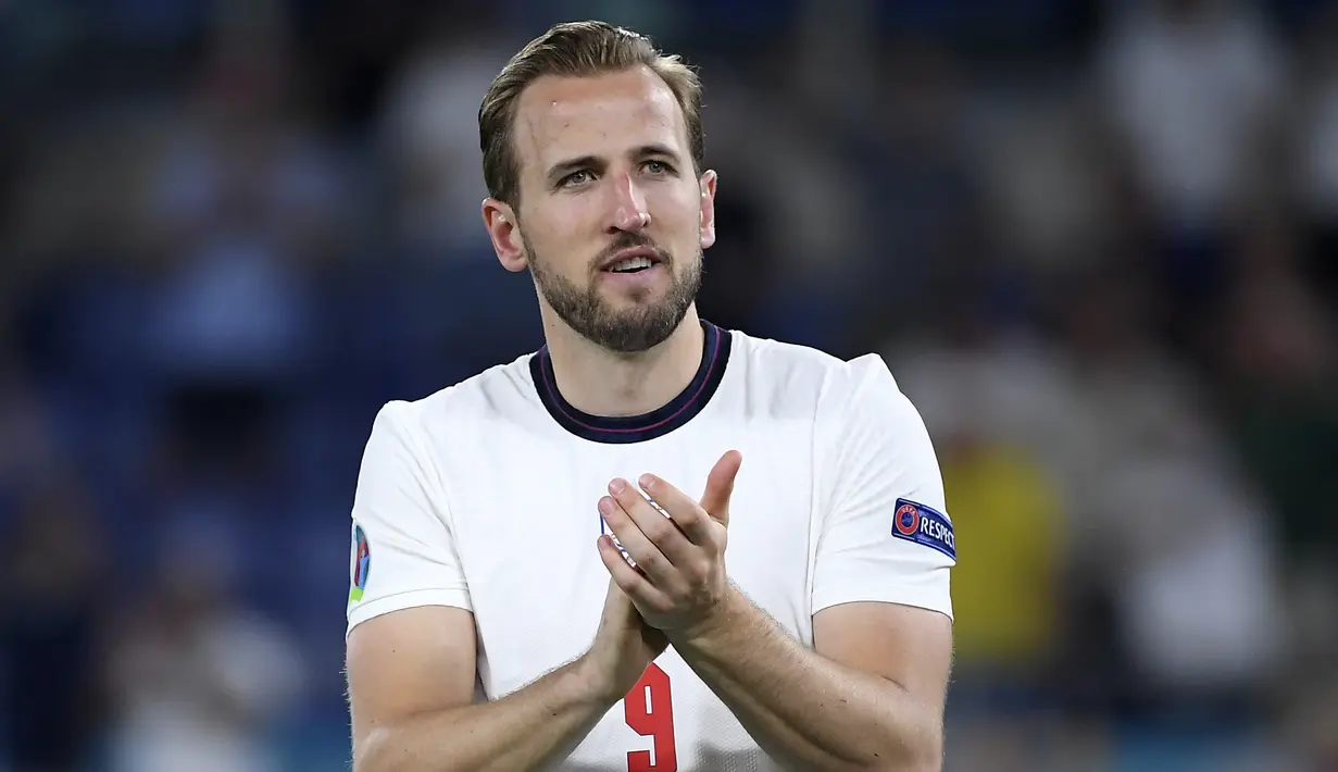 Penyerang Inggris, Harry Kane memberikan tepuk tangan kepada suporter pada akhir pertandingan perempat final Euro 2020 di Stadion Olimpiade, Roma, Minggu (4/7/2021) dini hari WIB. Inggris menang telak atas Ukraina 4-0 dan akan bertemu Denmark di semifinal Euro 2020. (AP Photo/Ettore Ferrari, Pool)