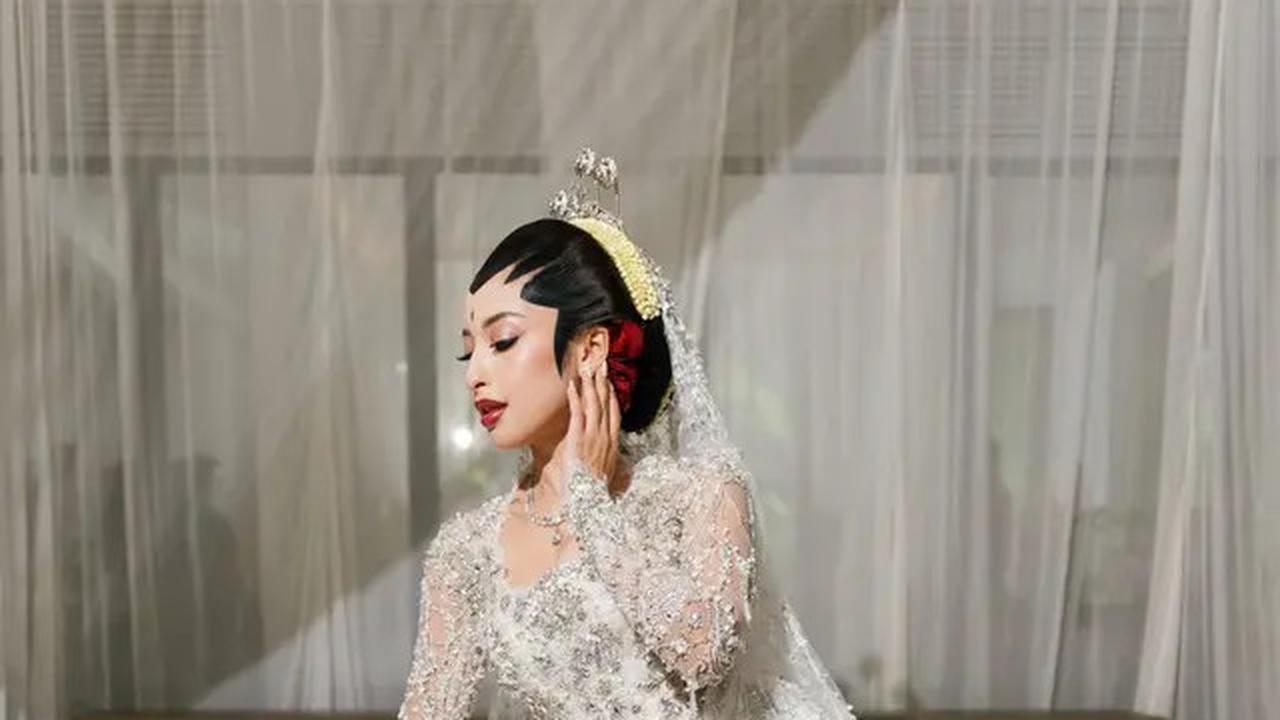 6 Potret Detail Kebaya Akad Nikah Jennifer Coppen, Perpaduan Adat Jawa dan Sentuhan Modern