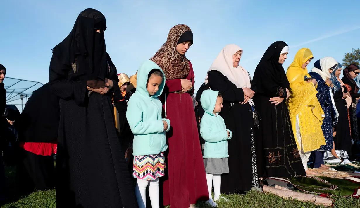 Wanita muslim melaksanakan melaksanakan salat Idul Adha di Taman Bensonhurst di wilayah Brooklyn di New York (1/9). Umat Muslim di seluruh dunia merayakan Hari RayaIdul Adha. (AP Photo / Mark Lennihan)