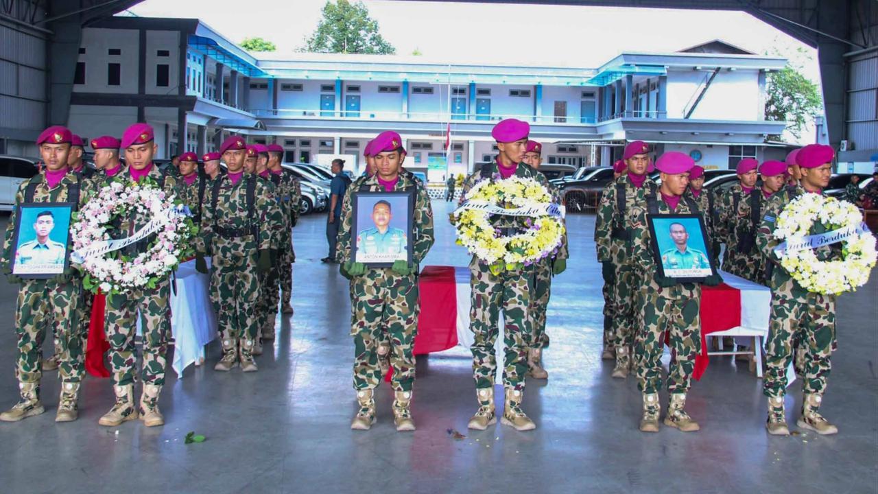 FOTO: Tiga Prajurit Marinir Gugur Akibat Longsor Cisarua Dilepas Secara Milite