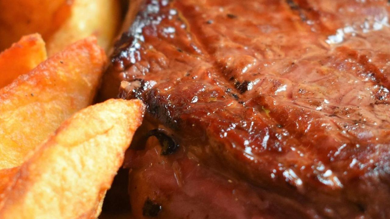 Menyajikan makanan pendamping yang sehat bersama olahan daging qurban tidak hanya membuat hidangan lebih lezat, tetapi juga membantu menjaga kesehatan tubuh.&nbsp;