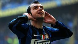 Goran Pandev. Striker asal Makedonia Utara ini didatangkan Inter Milan dari Lazio pada bursa tansfer musim dingin 2009/2010. Tampil dalam 19 laga di Liga Italia, ia mampu mencetak 3 gol dan 6 assist. Tidak hanya gelar Serie A, ia bahkan merebut treble winners musim tersebut. (AFP/Giuseppe Cacace)