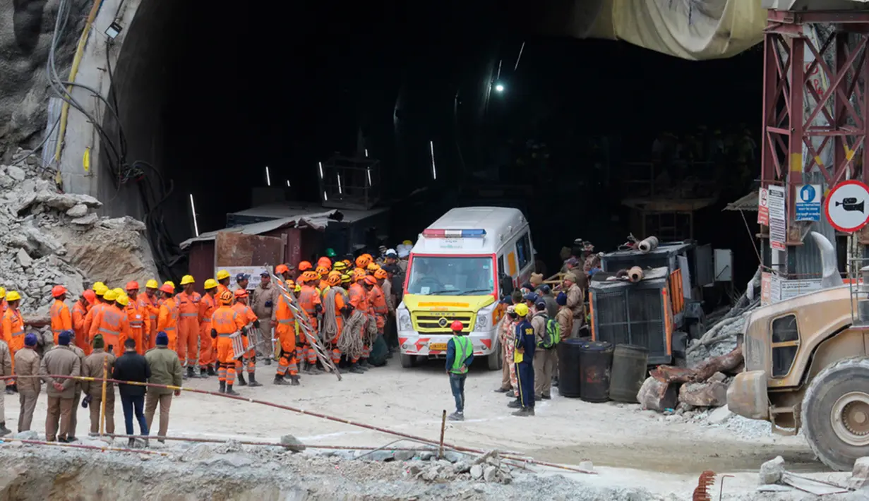 Sebuah ambulans menunggu untuk membawa pekerja dari lokasi terowongan jalan yang sedang dibangun yang runtuh di Silkyara, negara bagian Uttarakhand, India utara, India, Selasa (28/11/2023). Tim penyelamat di India berhasil membebaskan 41 pekerja yang terperangkap dalam terowongan Himalaya yang runtuh selama 17 hari. (AP Photo)