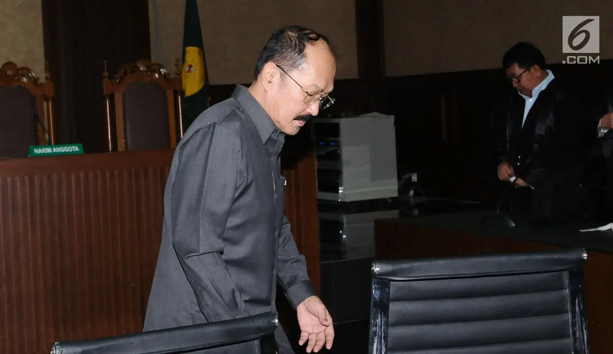 Terdakwa dugaan menghalangi penyidikan KPK, Fredrich Yunadi bersiap meninggalkan ruang sidang di Pengadilan Tipikor, Jakarta, Kamis (22/2). Sidang mendengar jawaban jaksa atas eksepsi terdakwa. (Liputan6.com/Helmi Fithriansyah)