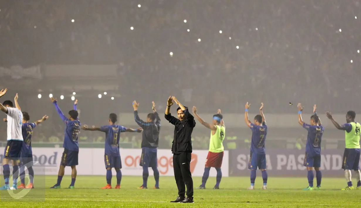 Pelatih Persib, Djadjang Nurdjaman menyapa para suporter usai pertandingan melawan Arema FC pada laga perdana Liga 1 2017 di Stadion Gelora Bandung Lautan Api, Sabtu (15/4). Persib bermain imbang atas Arema FC dengan skor 0-0. (Liputan6.com/Yoppy Renato)