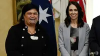 Nanaia Mahuta (kiri), yang memiliki moko kauae - tato tradisional Maori di dagu - dijadikan menteri luar negeri Selandia Baru oleh Perdana Menteri Jacinda Ardern. (Foto: AFP / Bianca De Marchi)