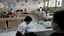 Siswa saat mengikuti kegiatan belajar di salah satu kelas SDN Bukit Duri 11, Jakarta, Senin (6/1/2020). Sebagian siswa di sekolah ini mengenakan pakaian bebas dan sandal akibat seragam serta sepatu mereka hilang terbawa arus banjir. (merdeka.com/Iqbal S. Nugroho)