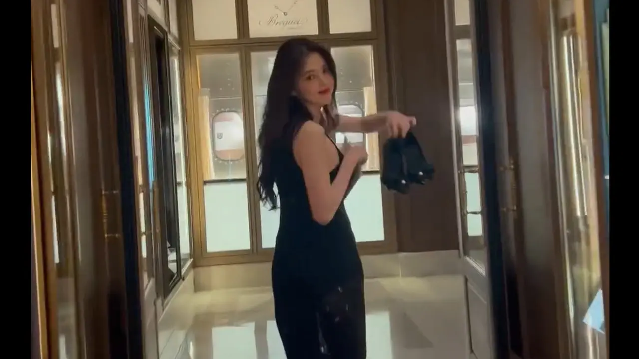 Han So Hee seperti kebanyakan wanita, milih nyeker bila sudah pegal pakai sepatu hak tinggi atau high heels. (Foto: Instagram xeesoxee)