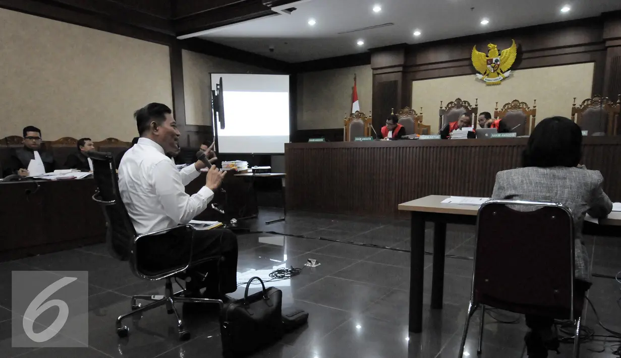 Jessica Kumala Wongso (tengah) saat persidangan ke 25 di PN Jakpus, Senin (26/9). Penampilan Jessica sedikit berbeda dengan mengenakan kacamata. (Liputan6.com/Helmi Afandi)