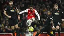 Striker Arsenal, Alexandre Lacazette, melepaskan tendangan saat melawan Manchester United pada laga Premier League di Stadion Emirates, Rabu (1/1/2020). Arsenal menang 2-0 atas Manchester United. (AP/Matt Dunham)