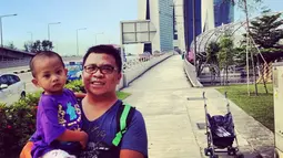 Mochammad Fachroni (Oon Project Pop) berpose bersama anaknya. Kabarnya, jenazah Oon akan disemayamkan di Koppo Elok, Bandung, Jawa Barat dan akan dimakamkan pada hari ini juga, Jumat (13/1/2017). (Instagram/ronio2n)