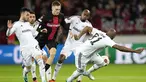Pemain Bayer Leverkusen, Florian Wirtz berusaha melewati pemain Qarabag FK di pada laga Liga Europa di BayArena, Jumat (27/10/2023). Bayer Leverkusen menang dengan skor telak 5-1. (AP Photo/Martin Meissner)