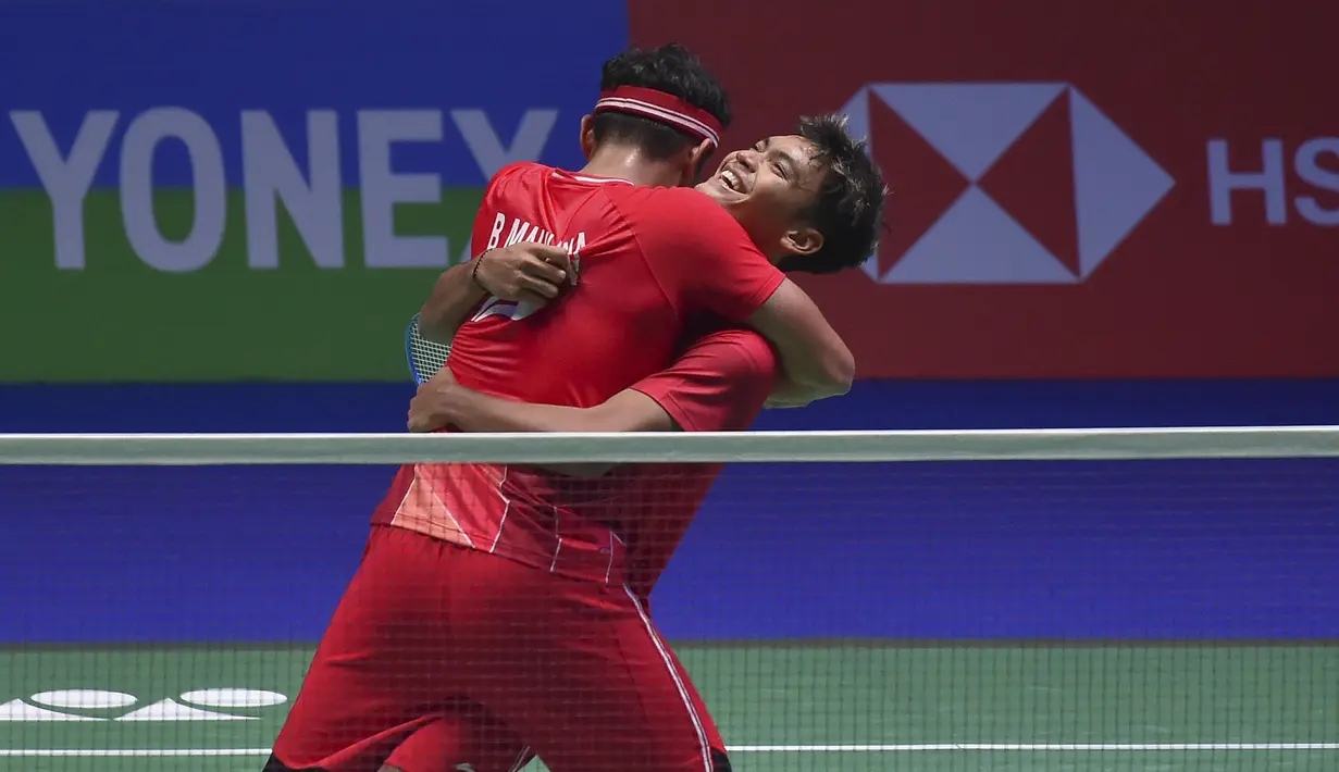 Memasuki rubber game, pasangan Fikri/Bagas berhasil memanfaatkan banyaknya kesalahan Marcus/Kevin. Hasilnya, pasangan muda Indonesia itu berhasil menyudahi perlawanan juara All England dua kali (2017 dan 2018) tersebut. (AP/Rui Viera)